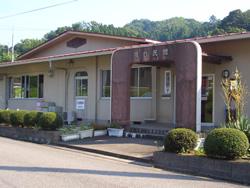 平屋建ての種公民館の外観の写真