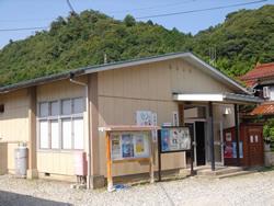 平屋建ての豊川公民館の外観の写真