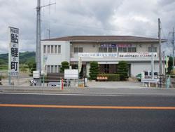 国道沿いにある2階建ての豊田公民館の外観の写真