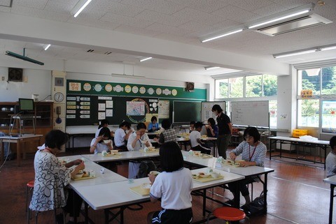 子どもたちと学校給食を味わう参加者