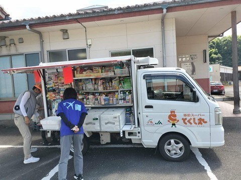 移動販売車で買い物をする参加者