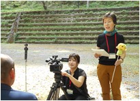 ▲美濃商工会青年部員を取材する石橋さん(右)