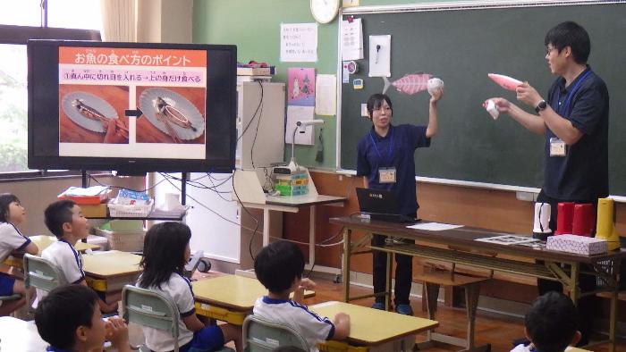 魚の食べ方を教えてもらう様子
