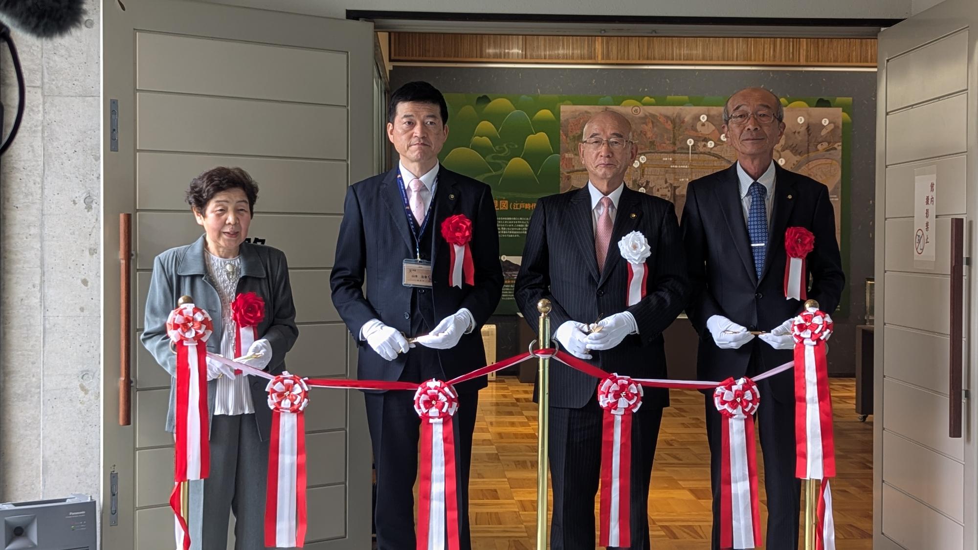 萩市立須佐歴史民俗資料館の「国境を越えた益田家」の内覧会のテープカット(左から出品者代表の大薀寺の広田氏、益田市の山本浩章市長、萩市の田中文夫市長、萩市の池田広司教育長)