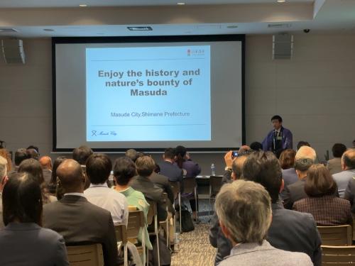 東京コンベンションホールでセミナー出席者らに益田市を紹介している市長の写真
