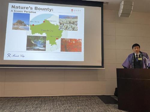 パワーポイントを使って益田市を紹介している市長の写真