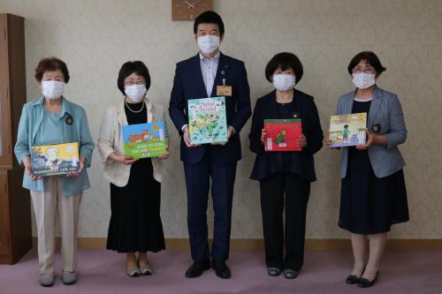 市立図書館書籍寄贈式での集合写真