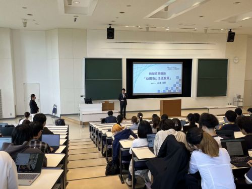島根県立大学「地域政策概論」で学生に講義を行う市長の写真1