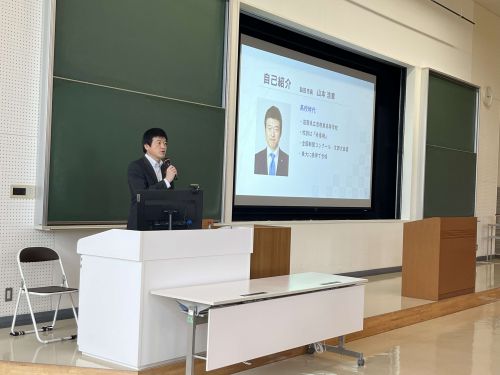 島根県立大学「地域政策概論」で学生に講義を行う市長の写真2