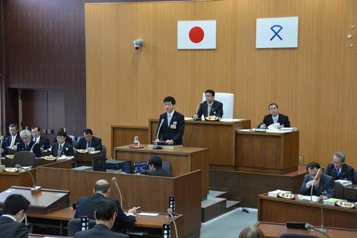 第513回益田市議会定例会にて施政方針演説を行っている市長の写真