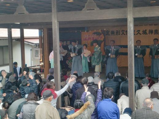 柿本神社豆撒神事にて奉行の衣装を身にまとった市長たちと飛んでくる豆に手を伸ばす一般客たちの様子の写真
