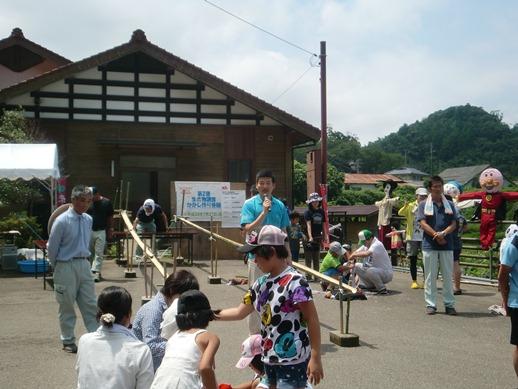 赤雁の里農村歳時記のイベントで挨拶をする市長と観客らの様子の写真