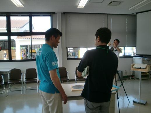 西部高等技術校ものづくりイベントの見学で説明を受ける市長の様子の写真