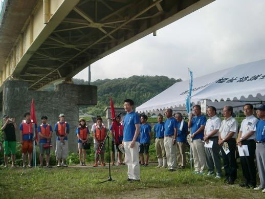 第32回高津川いかだ流し大会開会式で挨拶をする市長の写真