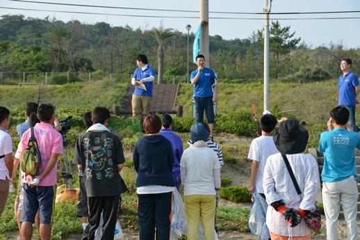 レッツリサイクル 開会式にて挨拶をする市長と耳を傾ける参加者たちの写真