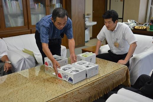 JA西いわみぶどう部会益田ぶどうPRで市長が関係者からぶどうの説明を受けている様子の写真