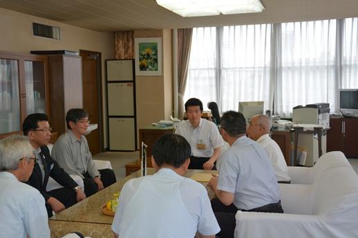 市長が益田地区連合自治会の代表者らと意見を交わしている様子の写真