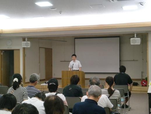 益田手をつなぐ育成会本人部会にて壇上で話をする市長と耳を傾ける参加者たちの写真
