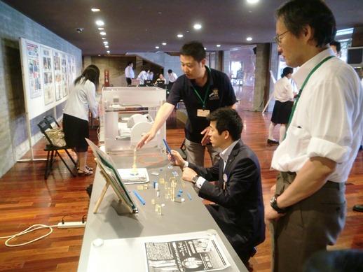市長が益田さいえんすたうん2014のイベント会場で展示物の説明を受けている様子の写真