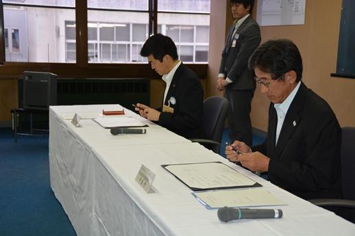 くにびきメッセとの連携協力に関する協定書調印式を執り行う市長と代表者の写真