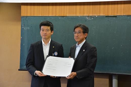 くにびきメッセとの連携協力に関する協定書調印式後の市長と代表者との記念写真