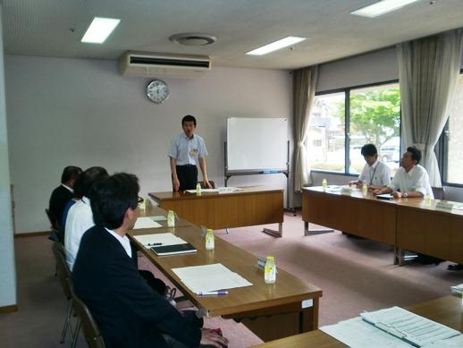 ピュアライン岩国益田観光協議会総会にて話をする市長と耳を傾ける参加者たちの写真