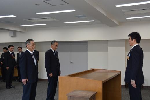 市長と男性2名が壇上を挟んで向かい合っている様子の写真
