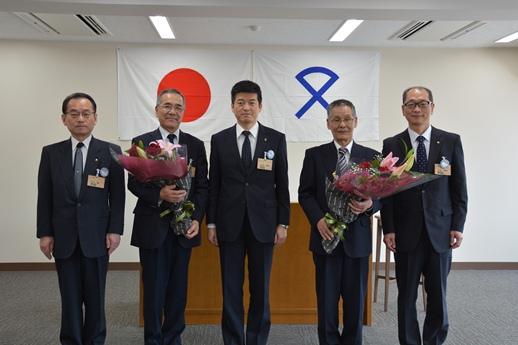 顧問退任式での市長と関係者4名の集合写真