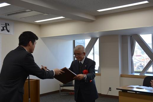 市長が故大谷武嘉氏のご親族に名誉市民称号記を渡している様子の写真