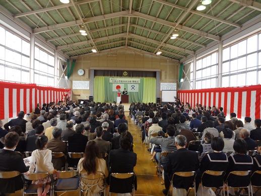 中西小学校内田分校閉校式での市長の挨拶に耳を傾ける生徒や関係者たちの様子の写真