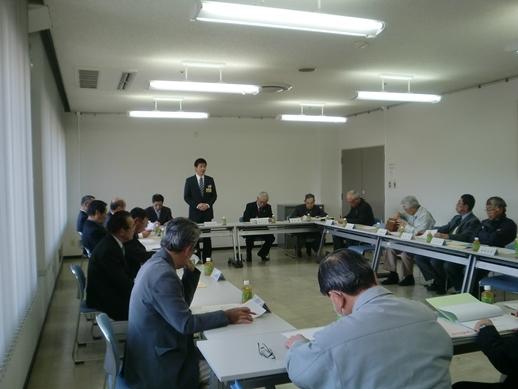土地改良区理事会での市長の話に耳を傾ける参加者たちの様子