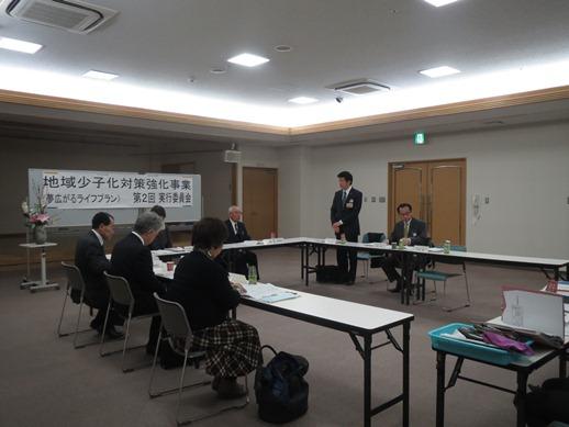 地域少子化対策強化事業第2回実行委員会での市長の話に耳を傾ける参加者たちの様子