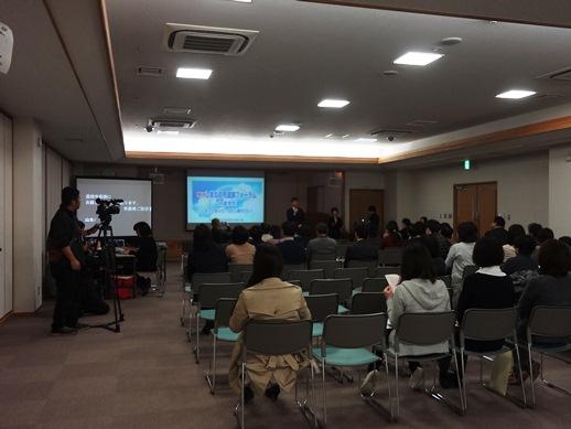 しまね自死遺族フォーラムinますだでの市長の話に耳を傾ける参加者たちの様子