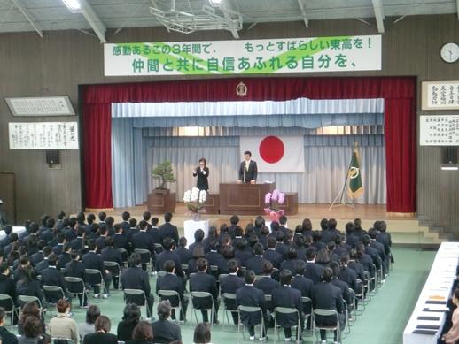 益田東高等学校卒業証書授与式での市長の話に耳を傾ける卒業生と関係者たちの様子