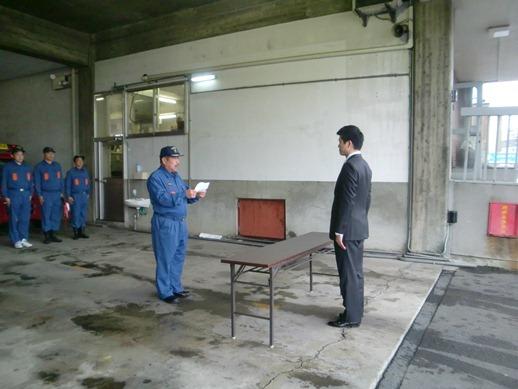 市長と関係者たちが小型動力ポンプ付き軽積載車交付式を執り行っている様子の写真