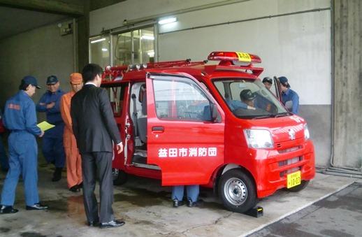 交付された小型動力ポンプ付き軽積載車を市長が見学している様子の写真