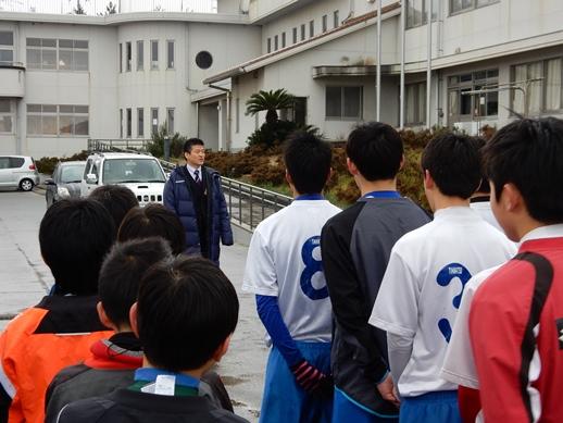 壮年サッカーチームプライム初蹴会にて挨拶を述べる市長と耳を傾ける選手らの写真