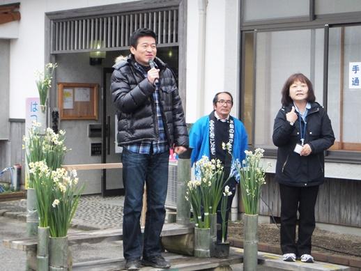 水仙の里かまてウォークのイベントにて挨拶を述べる市長の写真
