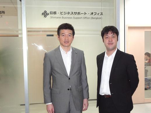 島根・ビジネスサポート・オフィスの前でスタッフと記念写真
