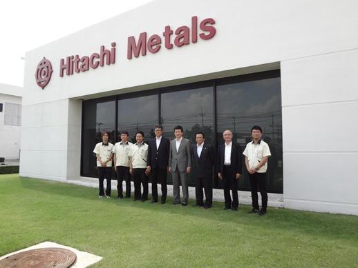 日立金属アユタヤ工場前で社員らとの記念写真