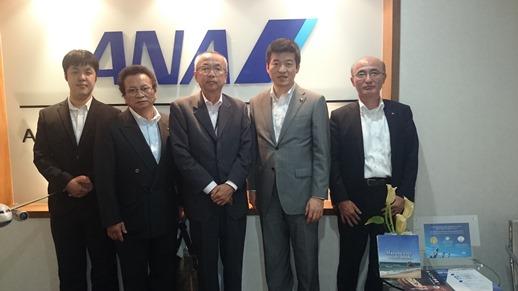 ANAバンコク支店にて社員らと記念写真