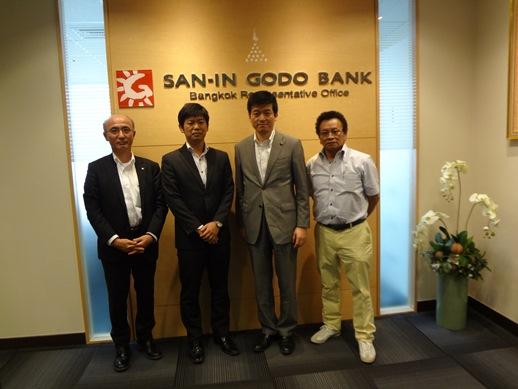 山陰合同銀行バンコク在駐員事務所にて社員らとの記念写真