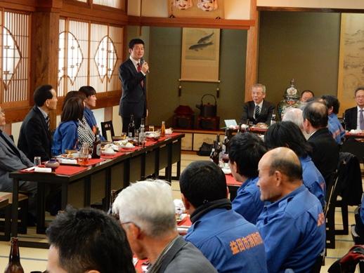 高津地区出初式祝賀会にて挨拶を述べる市長と耳を傾ける職員らの写真