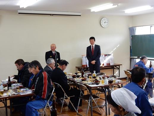 北仙道地区出初式慰労会にて挨拶を述べる市長と耳を傾ける職員らの写真