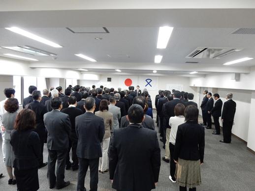 本庁での仕事始め式にて挨拶を述べる市長と耳を傾ける職員らの写真