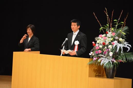 益田市成人式の壇上で挨拶をする市長と手話通訳士の写真