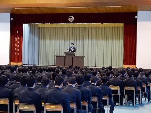 壇上で話をする市長と耳を傾ける生徒らの写真