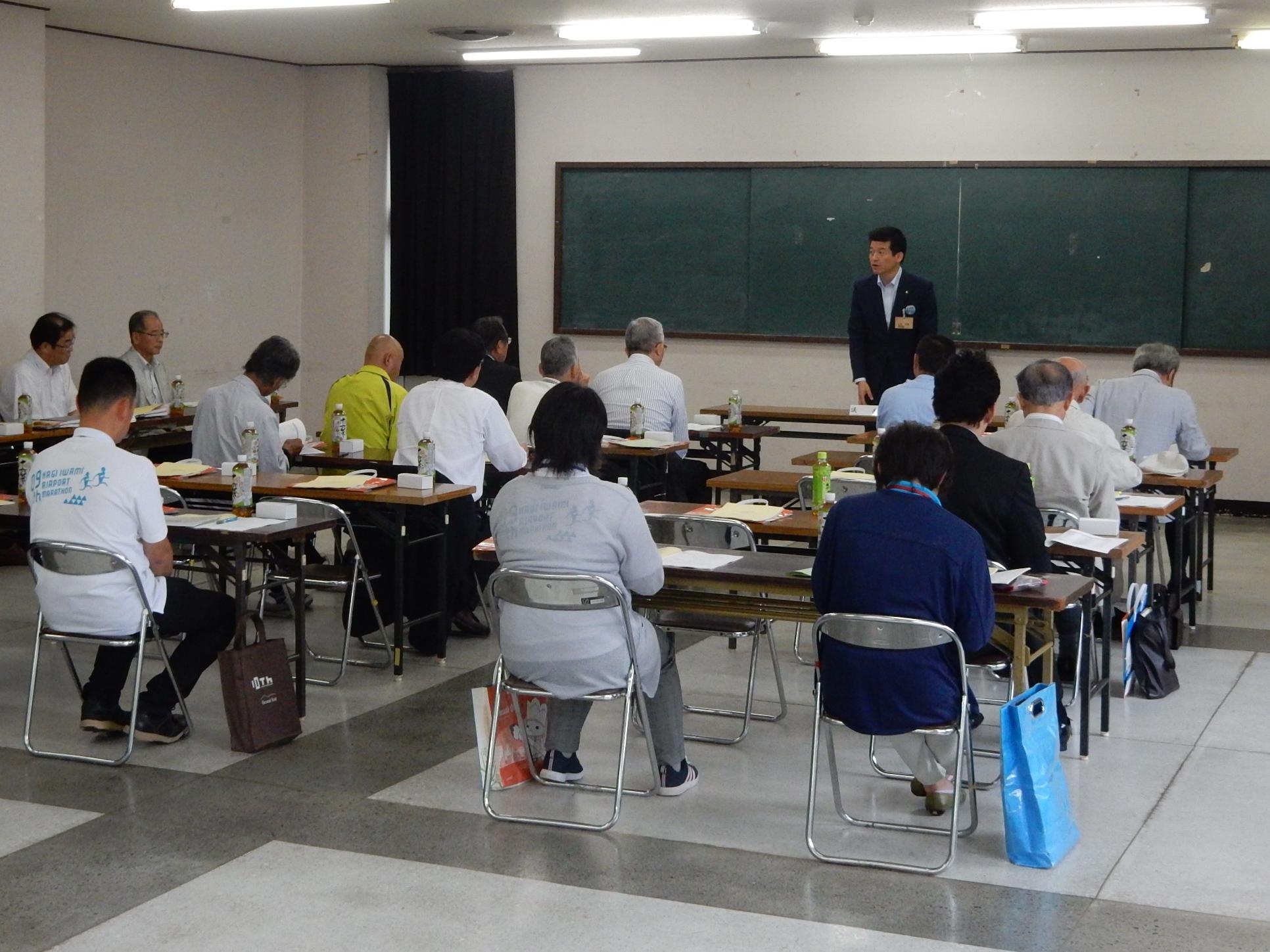 益田市観光協会通常総会にて挨拶をする市長の様子の写真