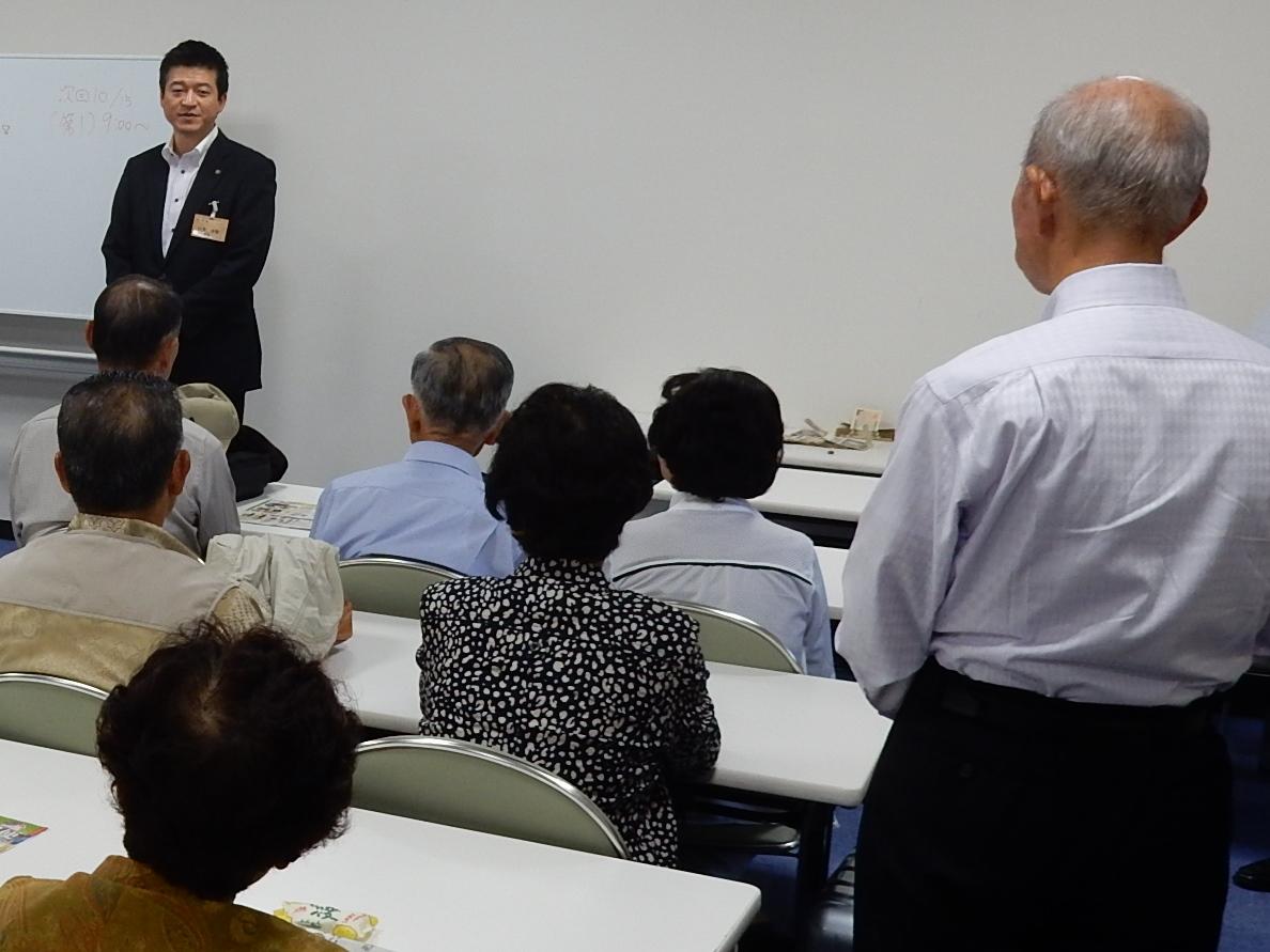 萩・石見空港にて島根県市町村職員年金者連盟の方たちへ見送りの挨拶を述べる市長の写真