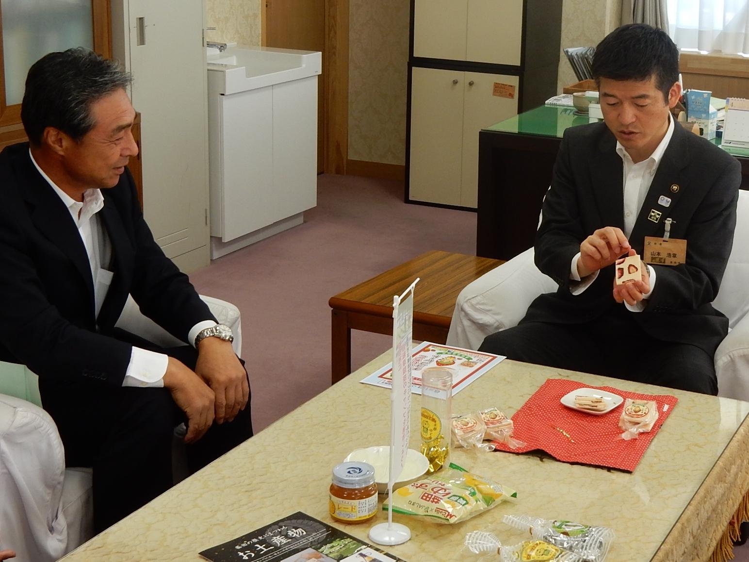 いちごチョコレート完成報告会にて歓談する様子の写真